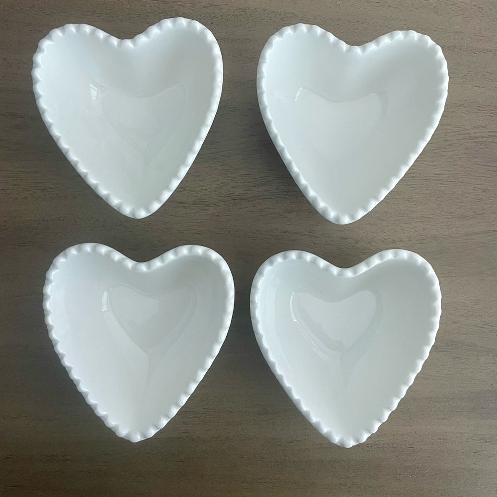 NWT Superior Porcelain Set of 4 Heart Shaped Dishes - Picture 2 of 8